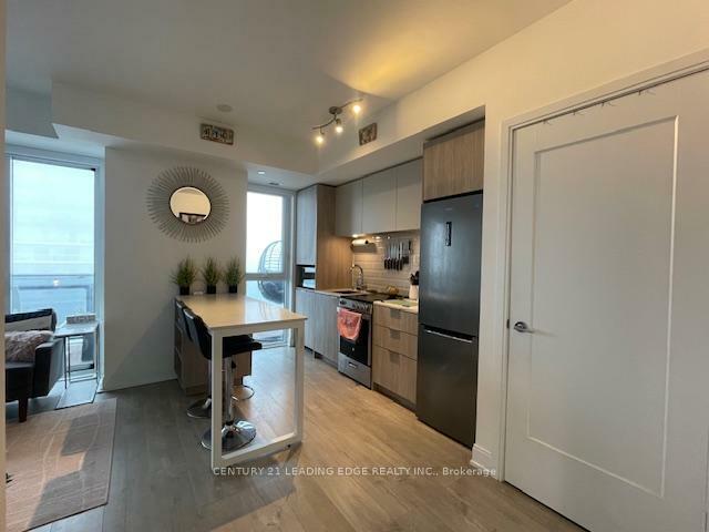 Photo de la propriété: 70 Annie Craig Drive 4103 ON M8V 0G2