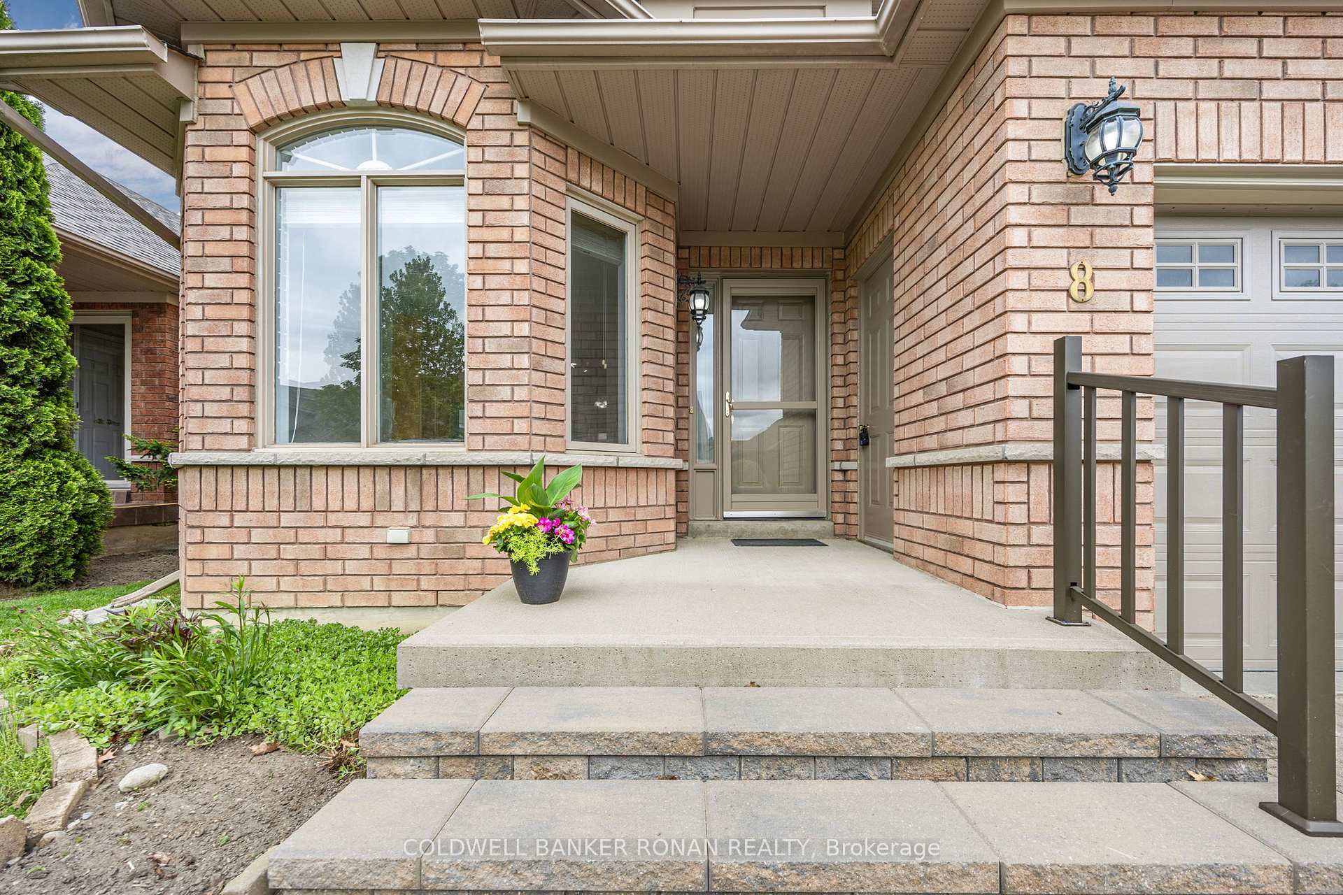 Property Photo: 8 Malibu Manor W 9 ON L9R 2C1