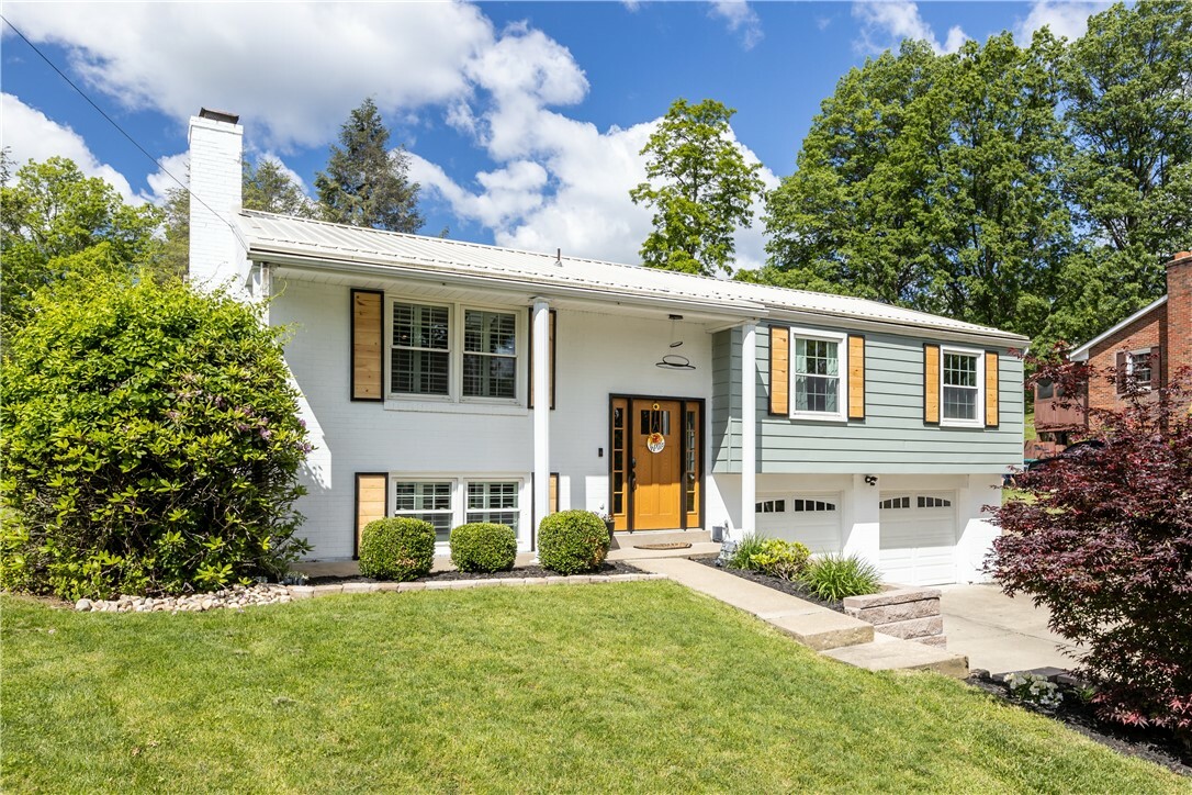 Property Photo: 22 Green Crescent Dr PA 15301