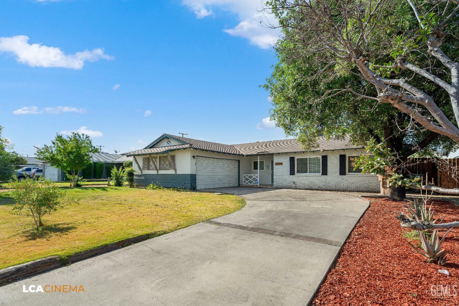 Property Photo: 2109 Custer Avenue CA 93304