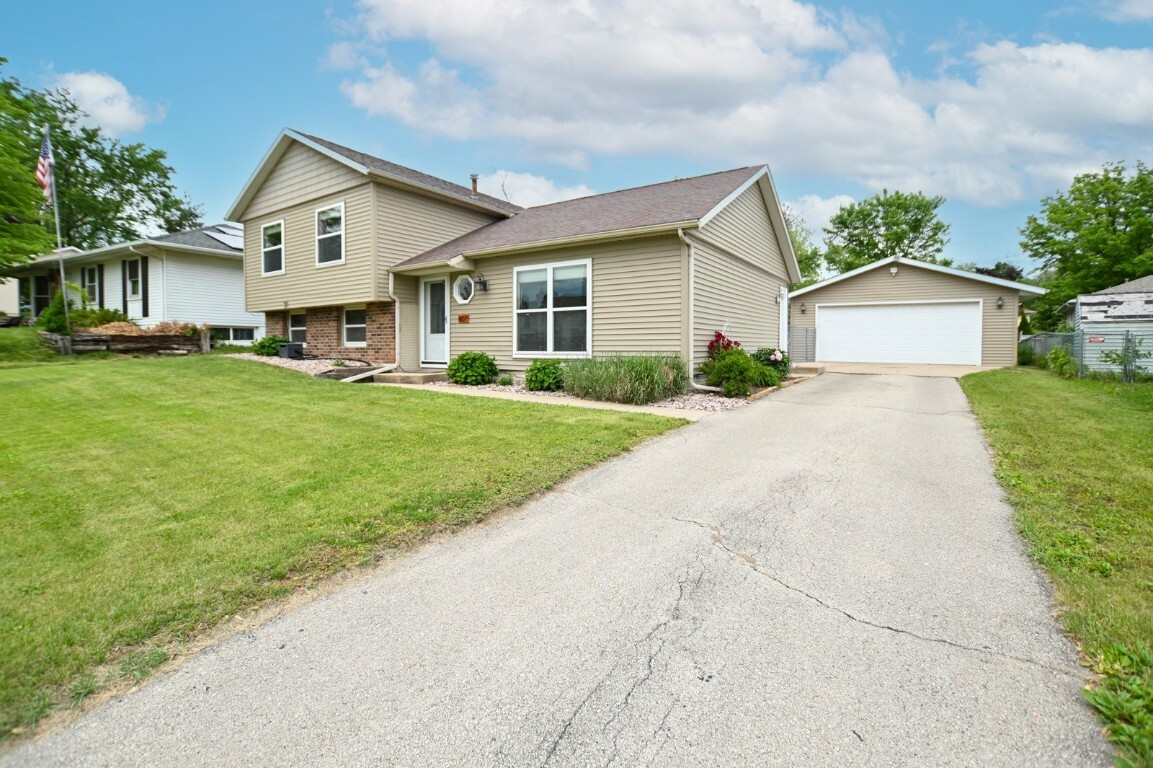 Property Photo: 607 Bartlet Court NW IA 52405