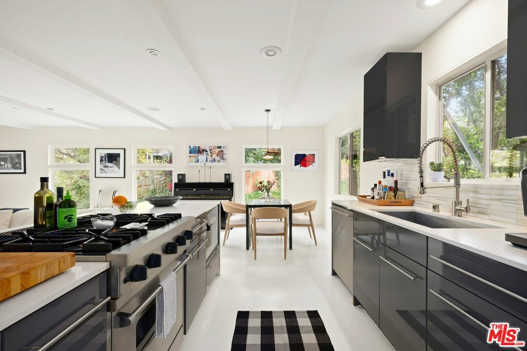 Property Photo: 8215 Kirkwood Dr CA 90046