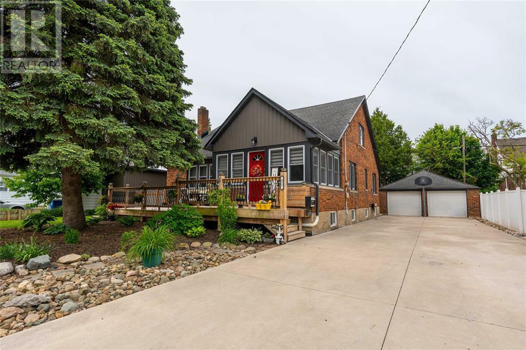 Property Photo:  427 Lafontaine Street  ON N8A 4J3 
