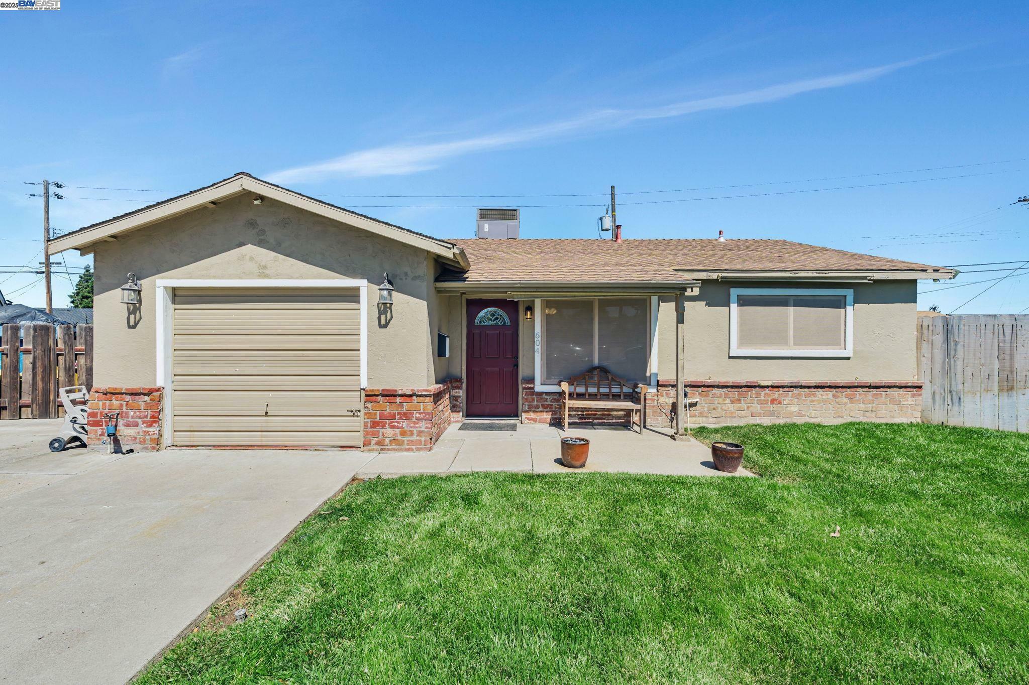 Property Photo: 604 Helen Ct CA 95336