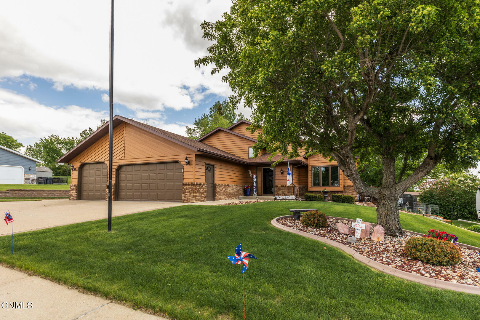 Property Photo: 902 St Thomas Trail NW ND 58554