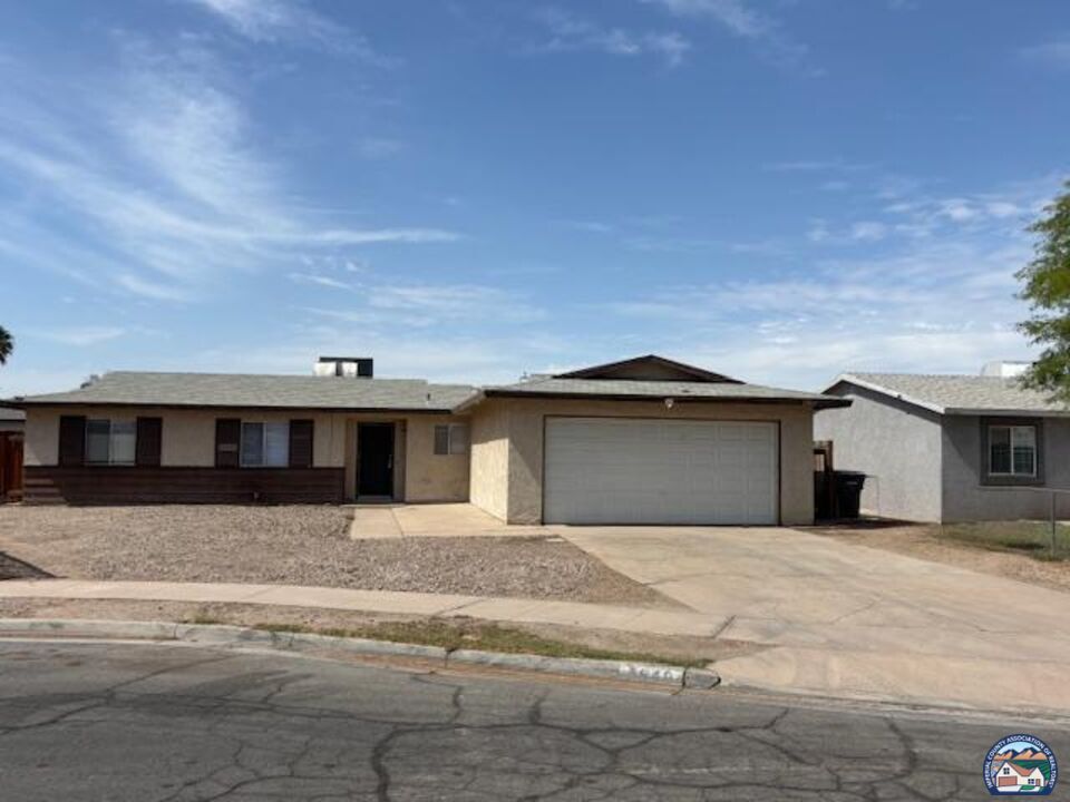 Property Photo: 1940 Smoketree Dr CA 92243
