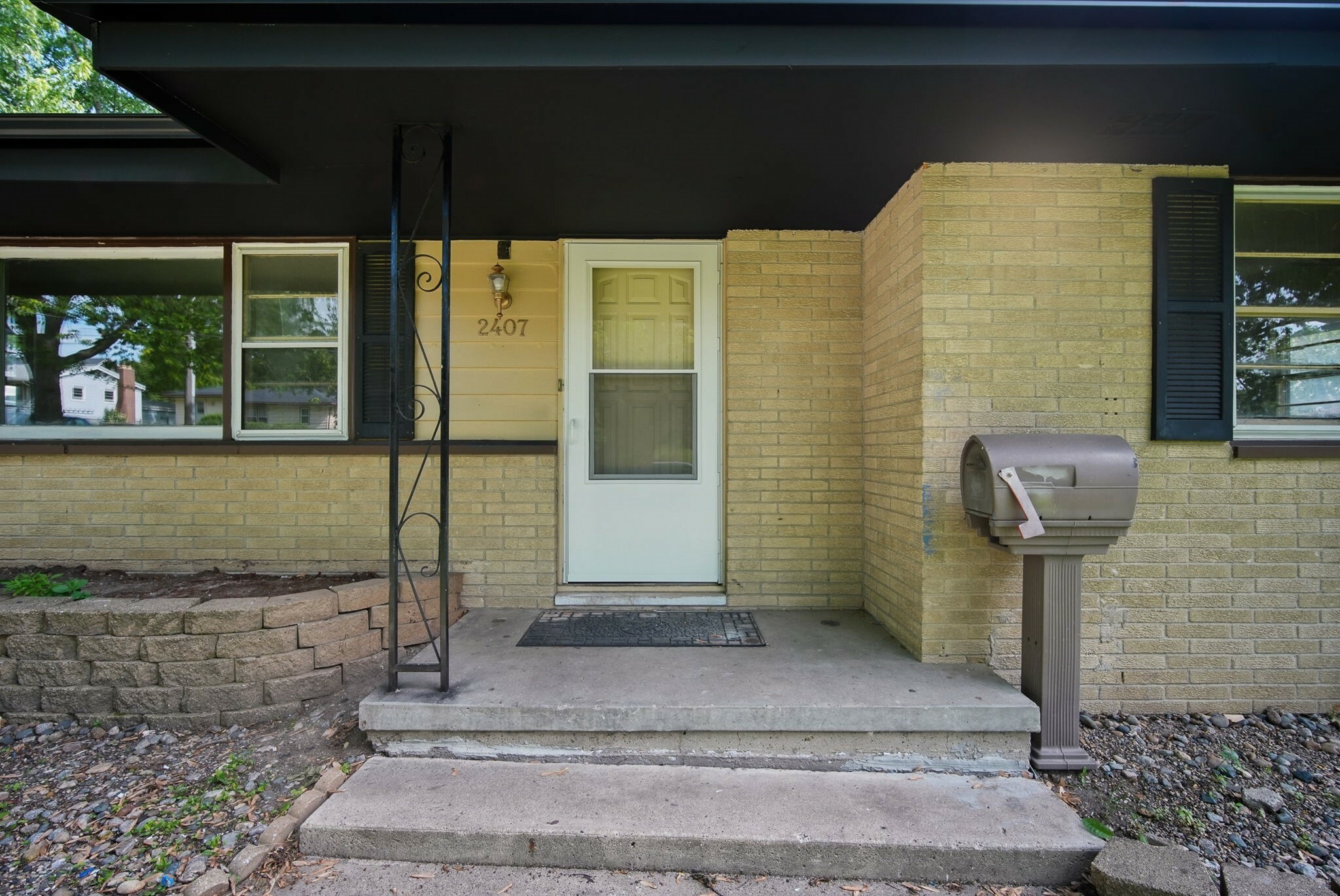 Property Photo: 2407 E Tiffin Avenue IA 50317