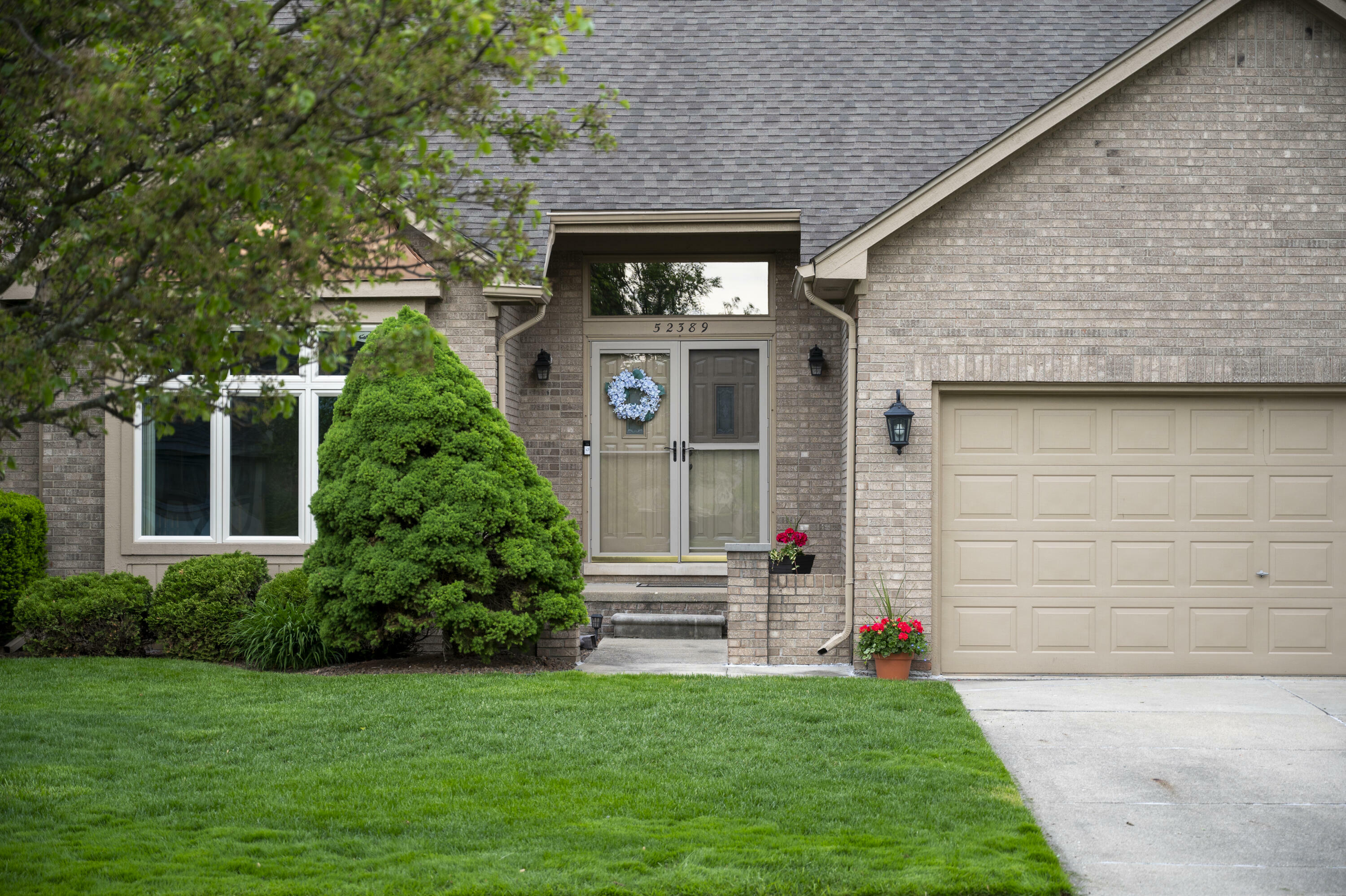 Property Photo: 52389 Ridgeway Drive MI 48042