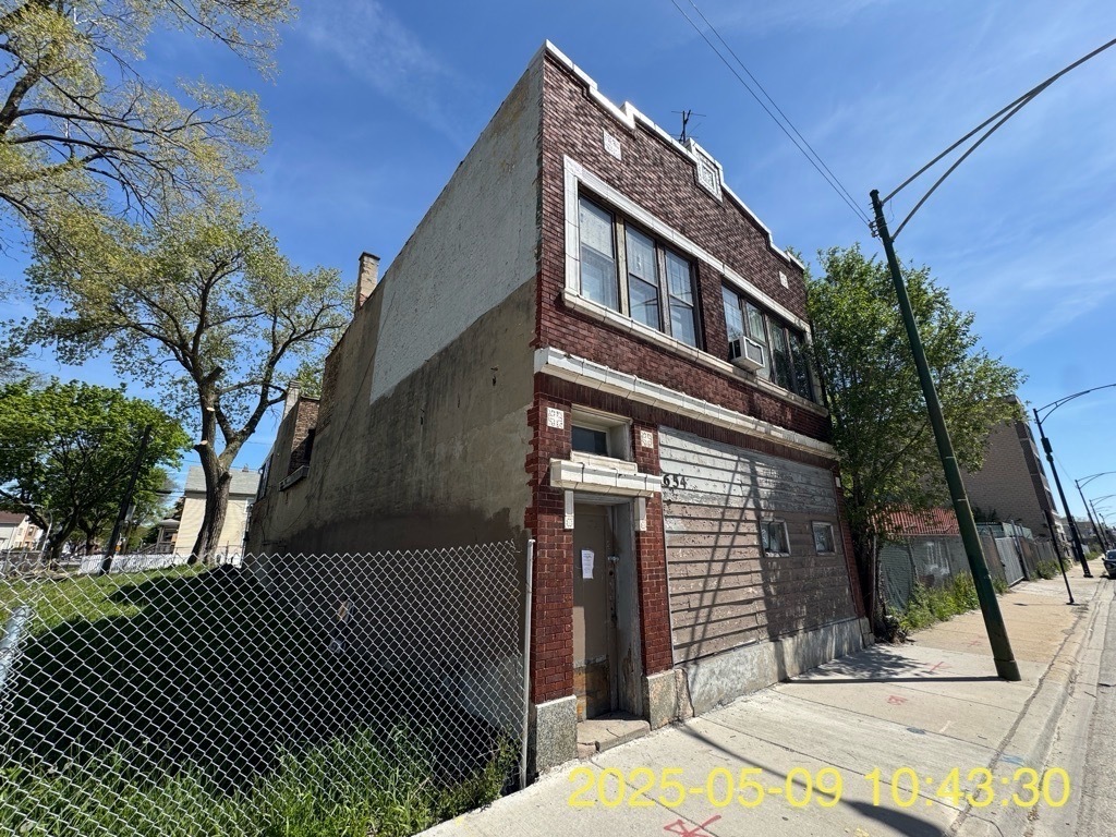 Property Photo: 654 W 47th Street IL 60609
