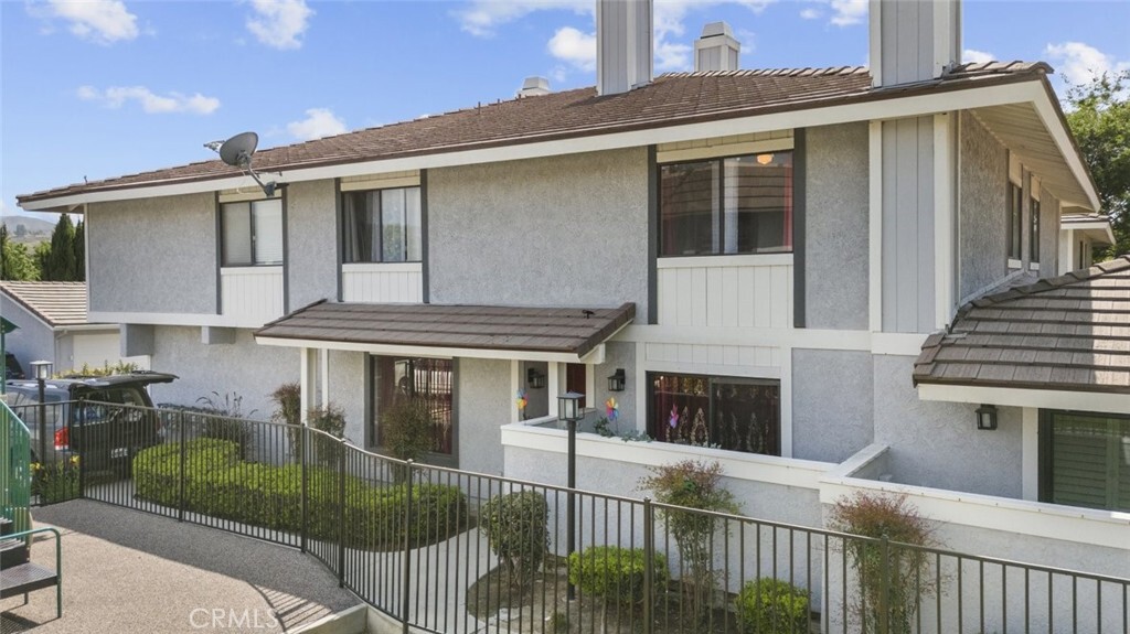 Property Photo:  2346 Royal Avenue 9  CA 93065 