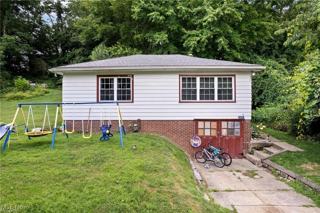 Property Photo: 2996 Kemble Avenue OH 44319