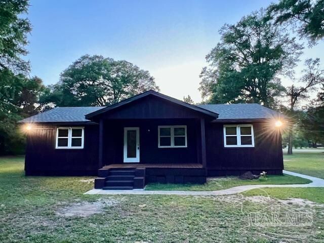 Property Photo: 6171 Young Ln FL 32570