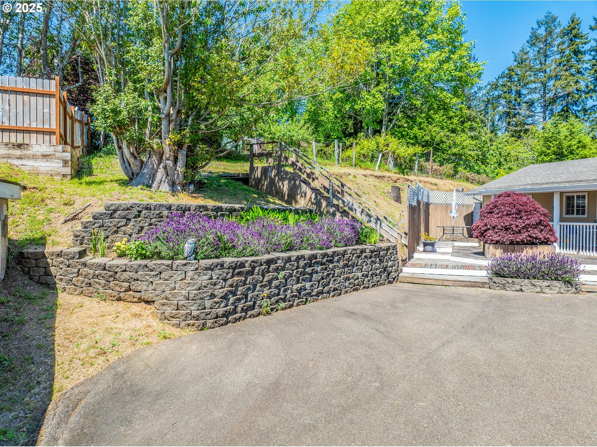 Property Photo: 946 E 9th Pl OR 97423