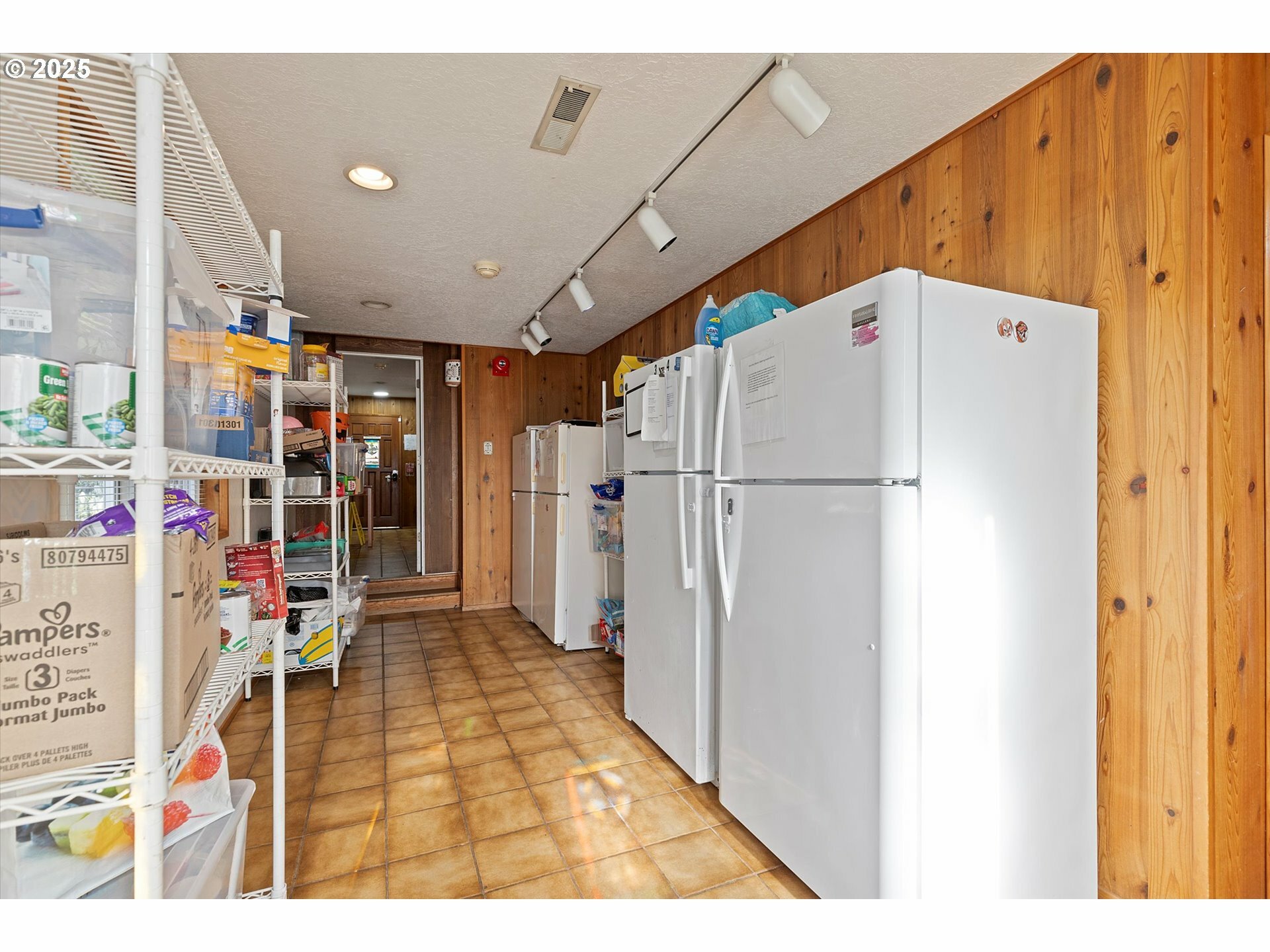 Property Photo: 1915 Commercial St OR 97302