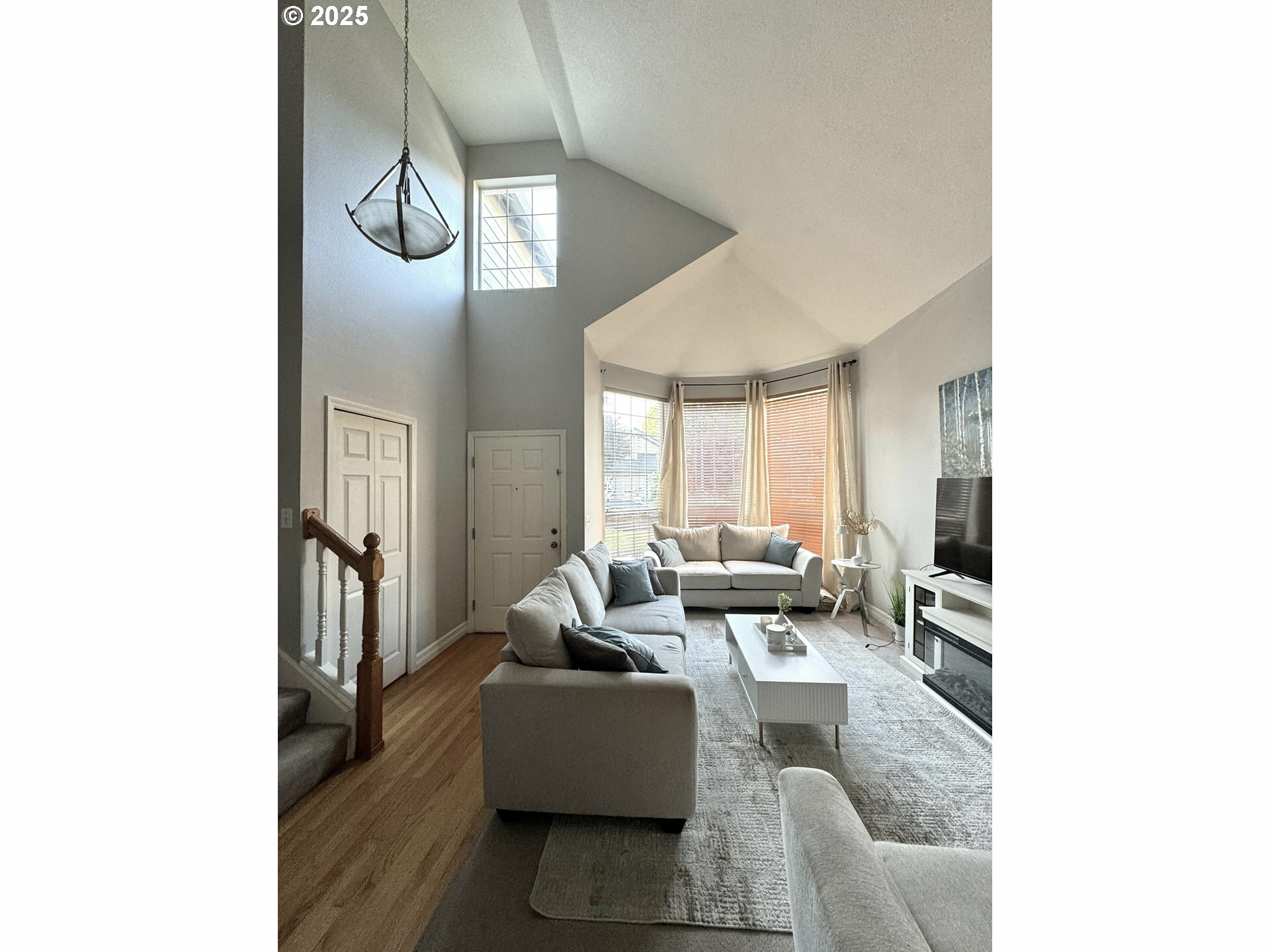 Property Photo: 1556 NE 27th Ter OR 97030