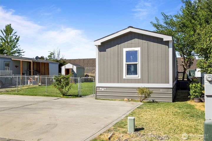 Property Photo:  677  Lonetree Lane  WA 99352 
