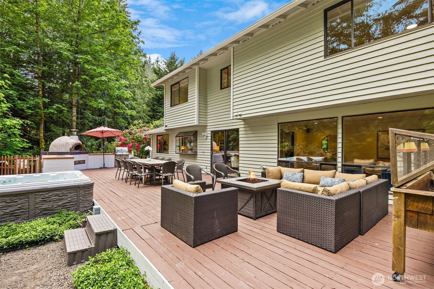 Property Photo: 6405 NE Dapple Court WA 98110