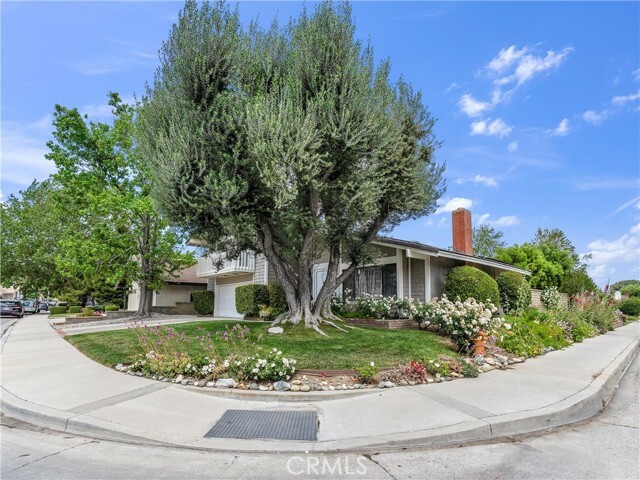 Property Photo: 23403 Via Castanet CA 91355