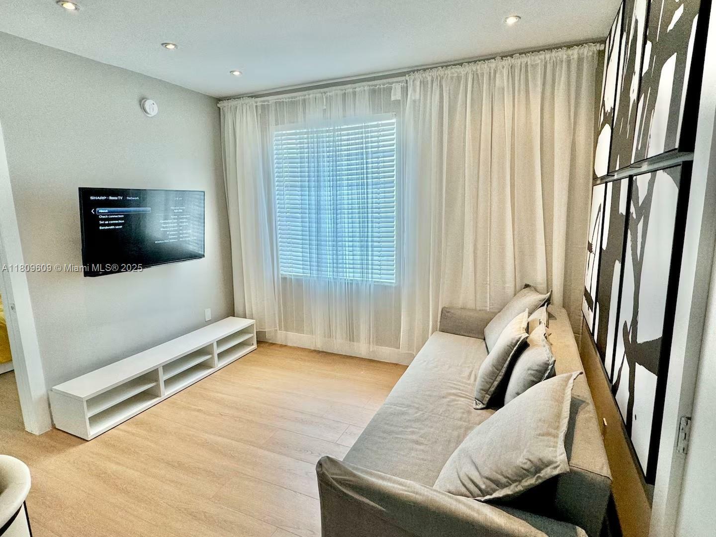 Property Photo:  750 Collins Ave 206  FL 33139 