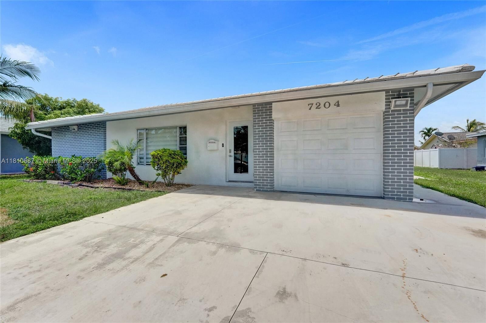 Property Photo: 7204 NW 76th Dr FL 33321