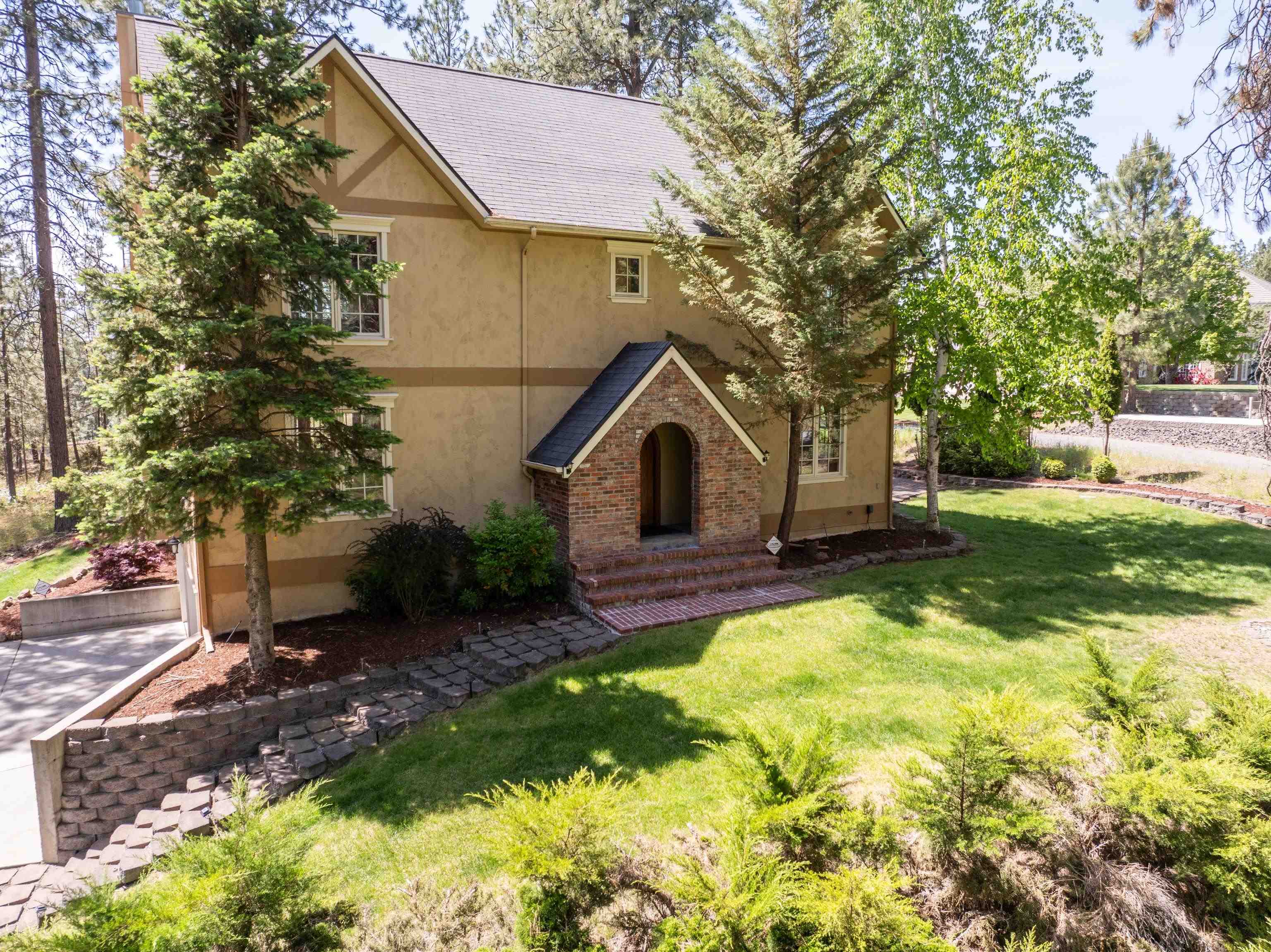Property Photo: 608 S Lakeside Rd WA 99019