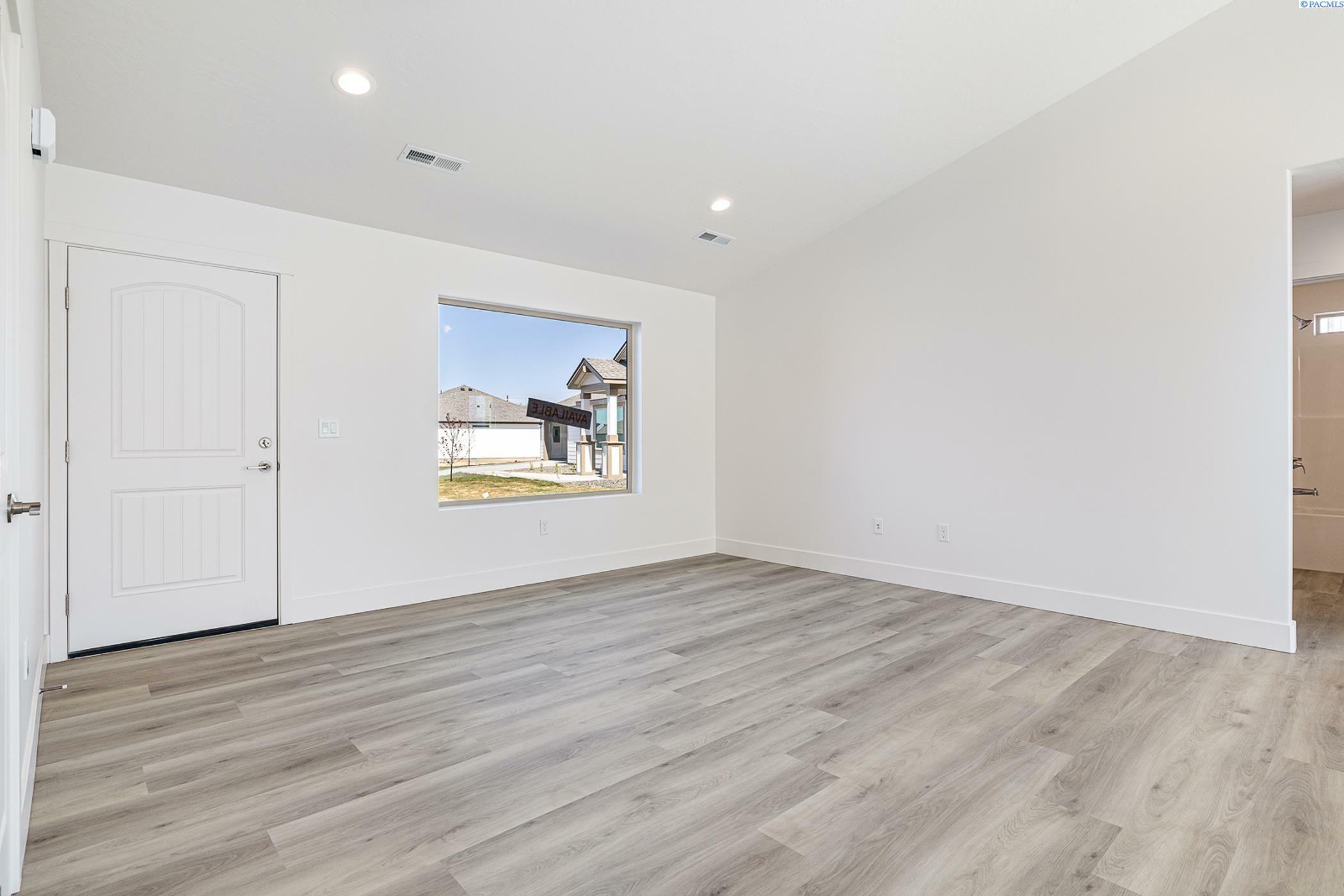 Property Photo:  1613 Diamond Ave  WA 98930 