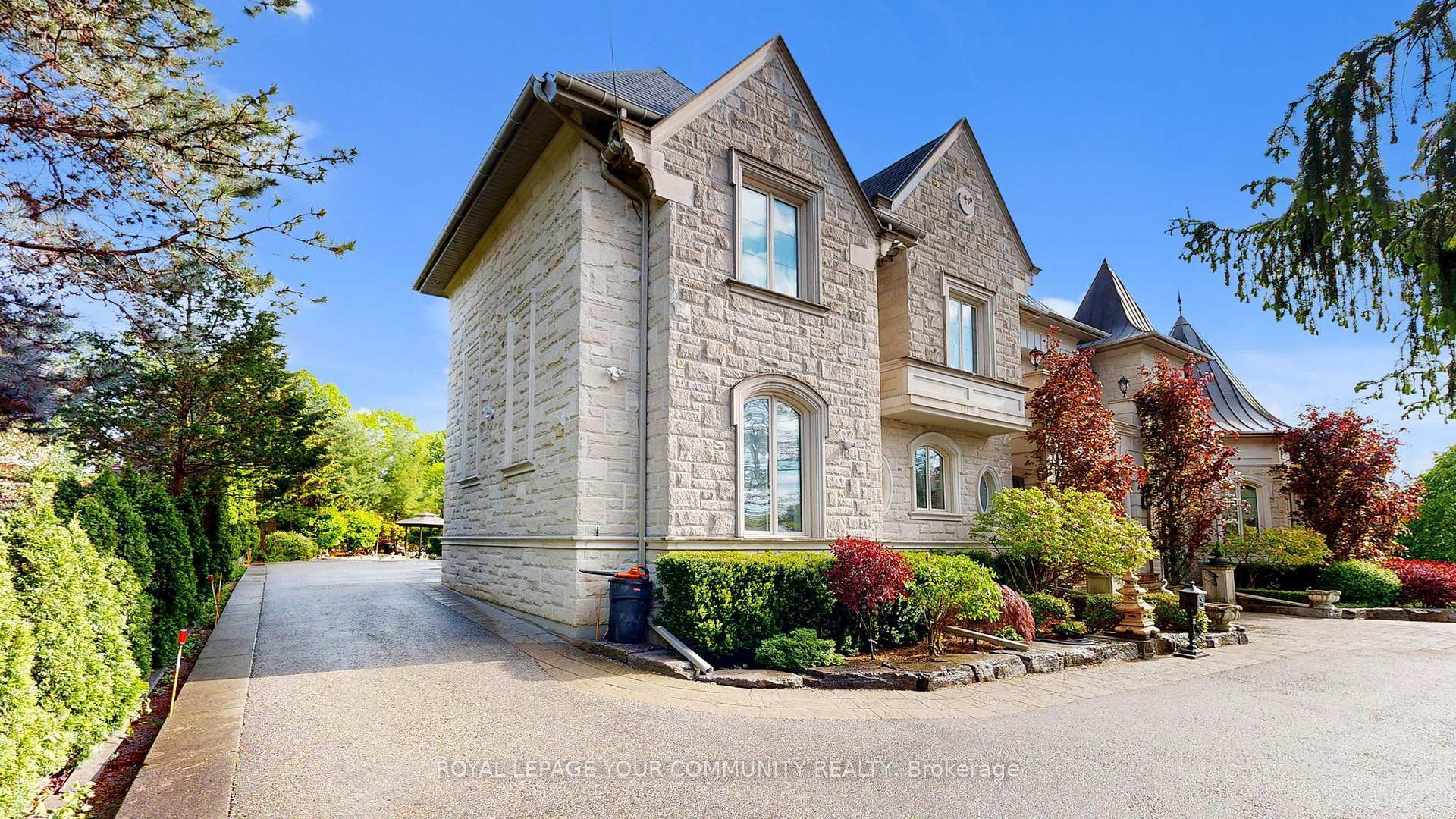 Property Photo: 33 Denham Drive ON L4C 6H6