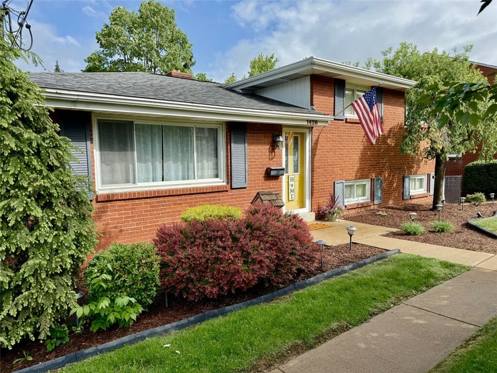 Property Photo: 1426 Raven Dr PA 15243