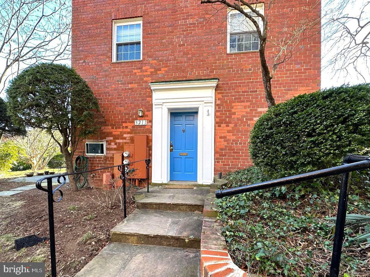 Property Photo: 3211 Ravensworth Place VA 22302