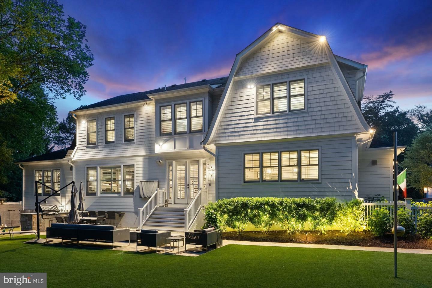 Property Photo: 900 Park Street SE VA 22180