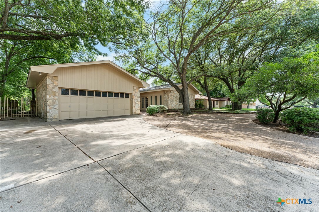 Property Photo: 906 Illinois Avenue TX 76541