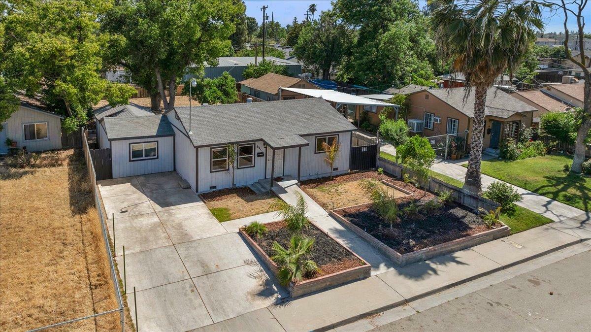 Property Photo: 925 W Peralta Way CA 93705