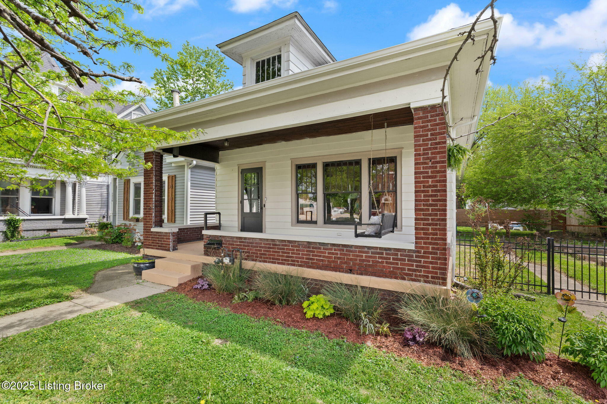 Property Photo: 1318 E Spring St IN 47150