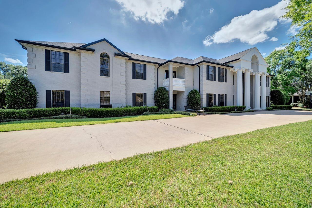Property Photo: 206 Greenbriar Avenue TX 77546
