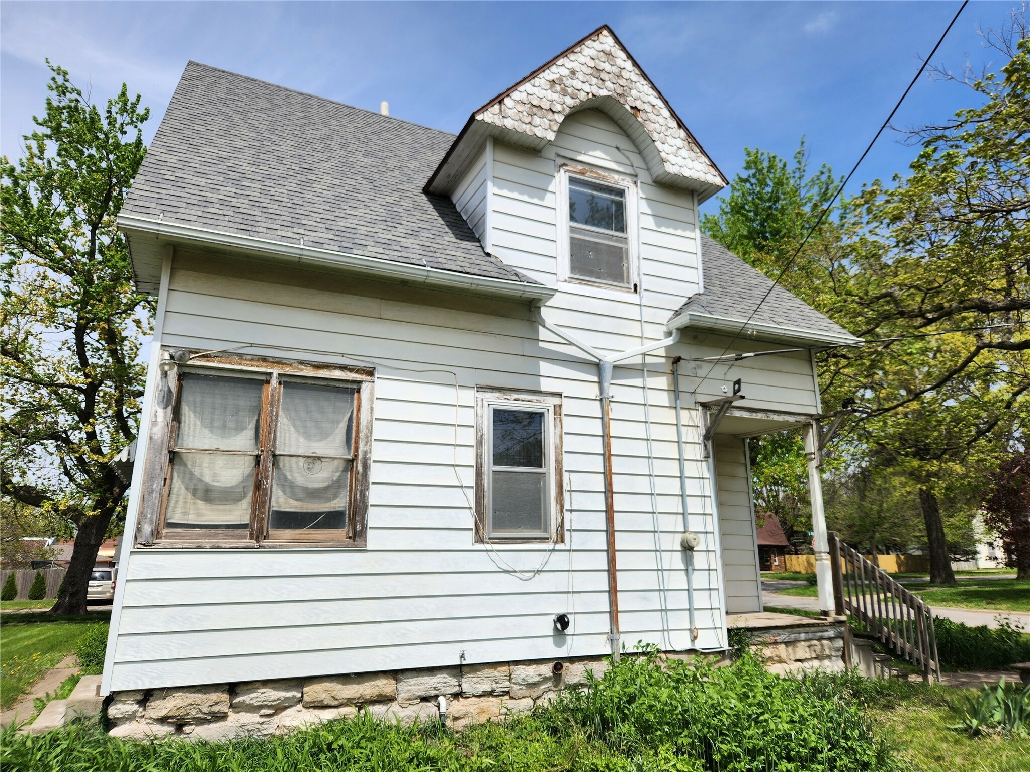 Property Photo: 414 E Robinson Street IA 50138