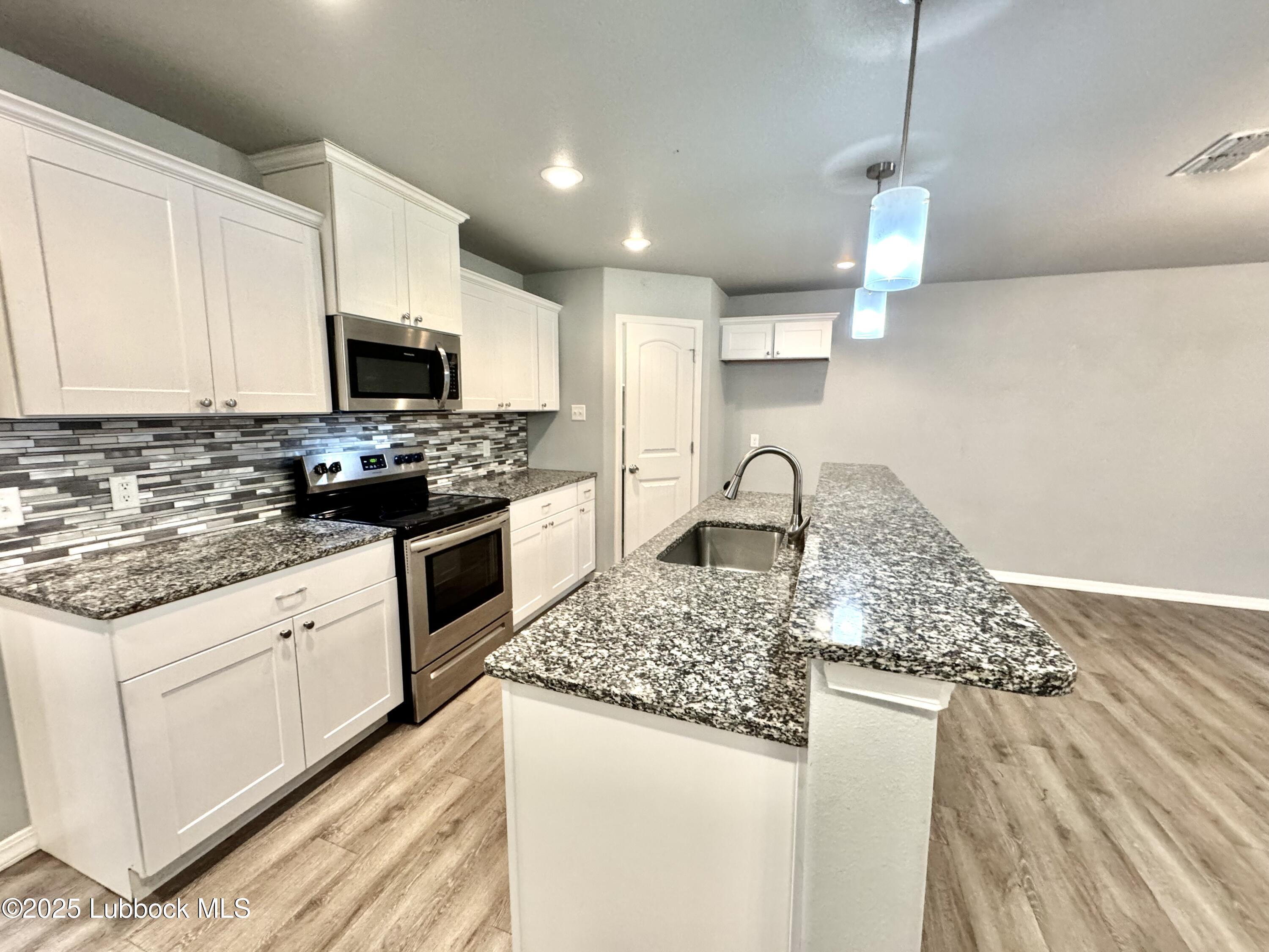 Property Photo: 1302 N Clinton Avenue TX 79416