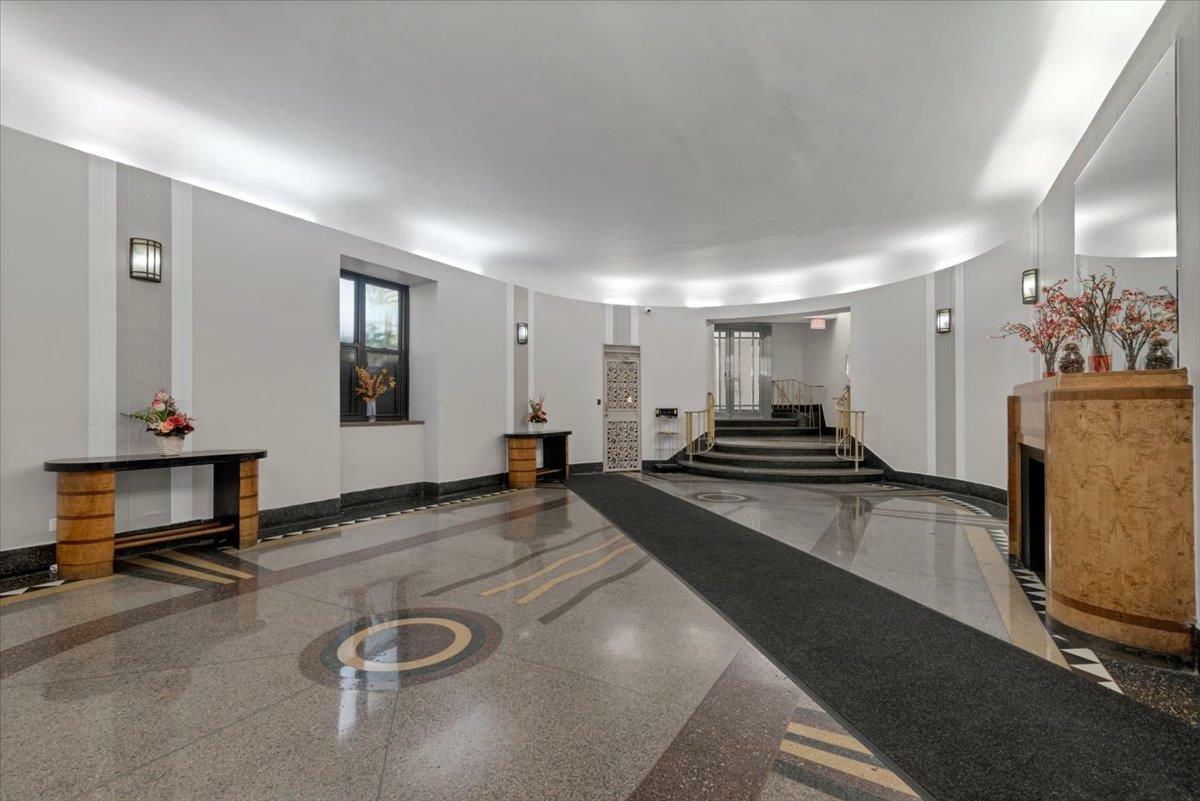 Property Photo:  190 East Mosholu Parkway South 3H  NY 10458 