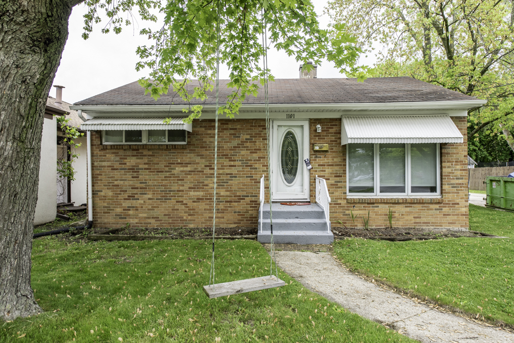 Property Photo:  1101 Pine Street  IL 60085 