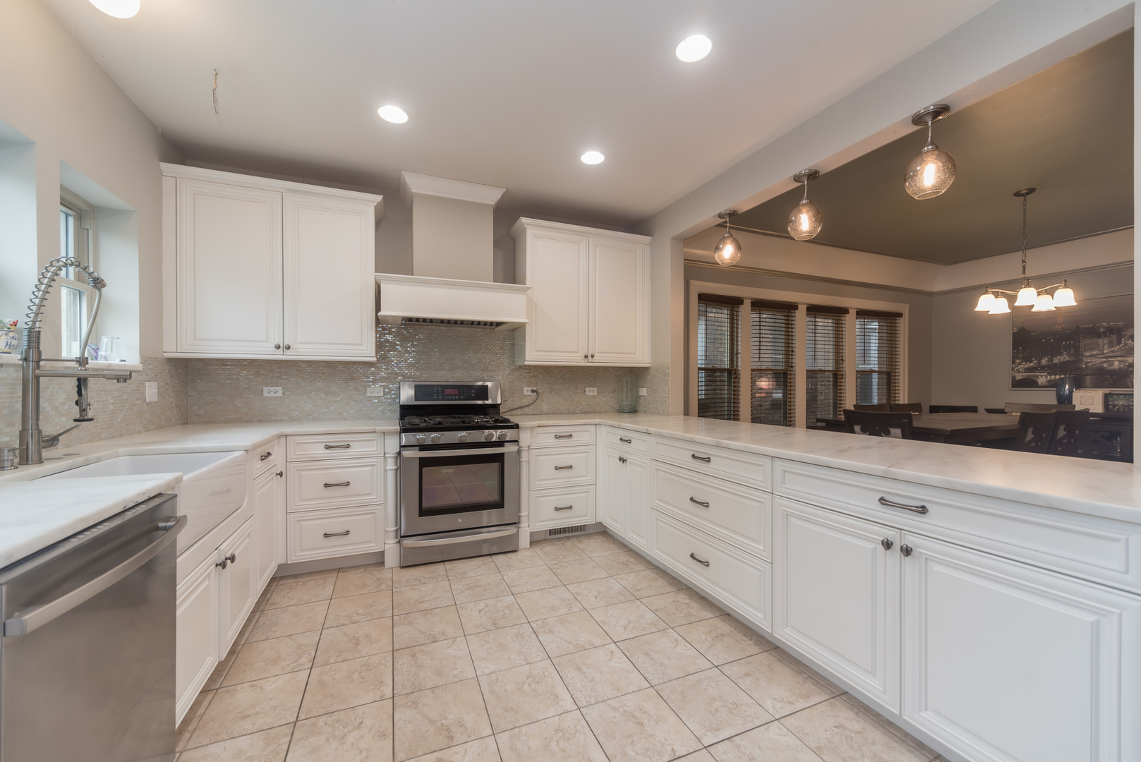 Property Photo: 6613 N Ashland Avenue IL 60626