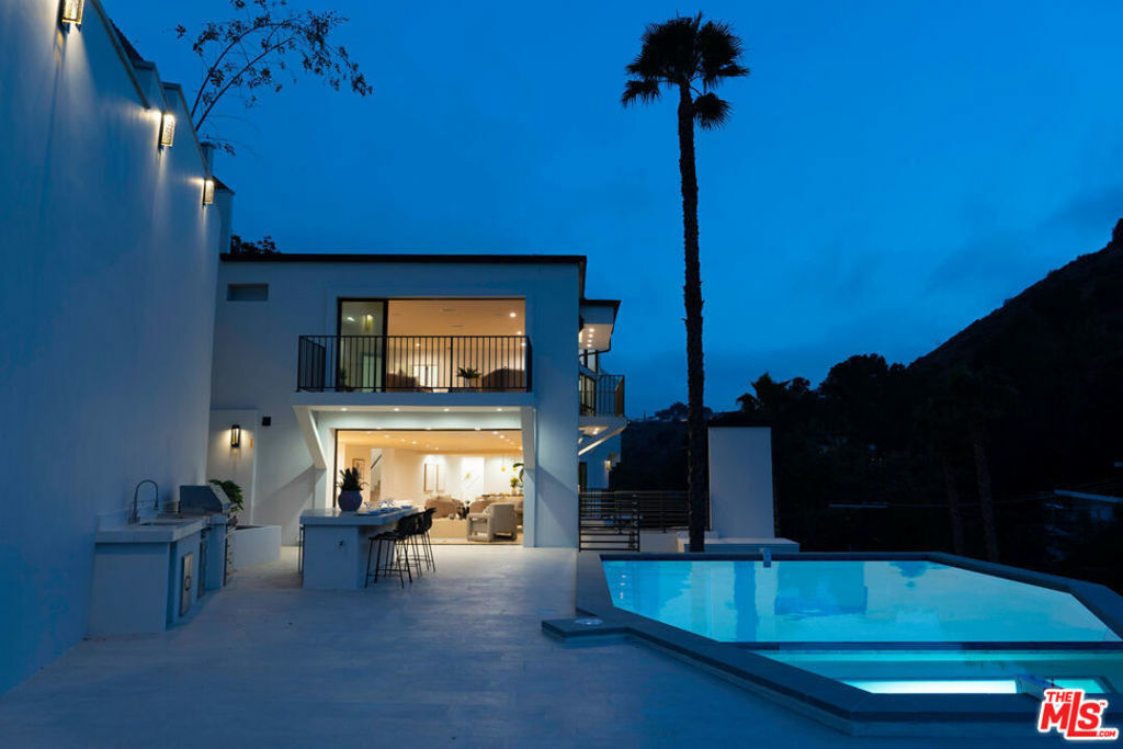 Property Photo:  2256 Nichols Canyon Road  CA 90046 
