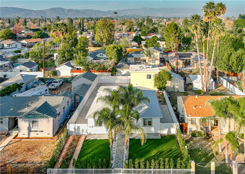 22133 Victory Boulevard  Woodland Hills CA 91303 photo