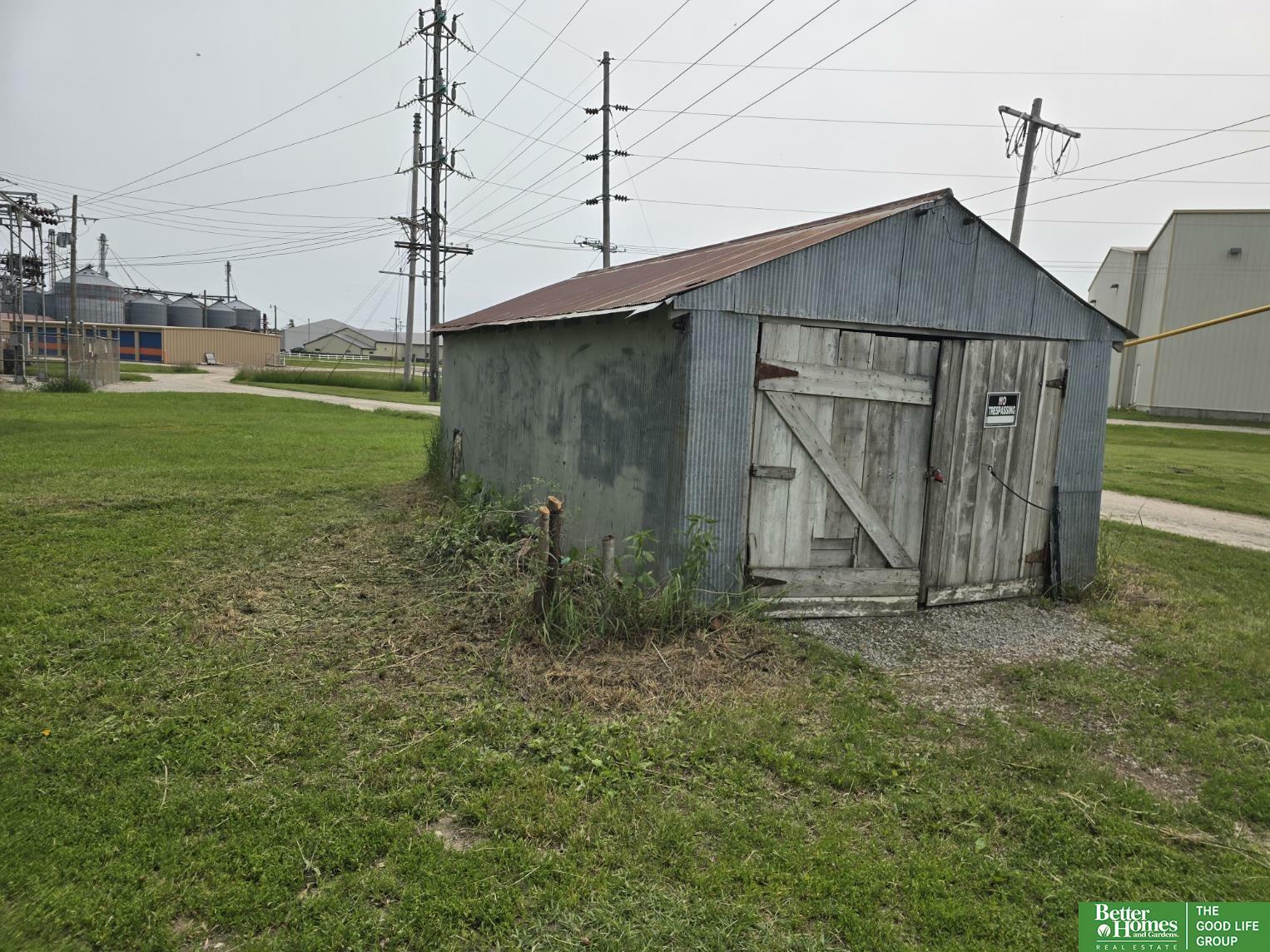Property Photo: 609 2nd Street NE 68057