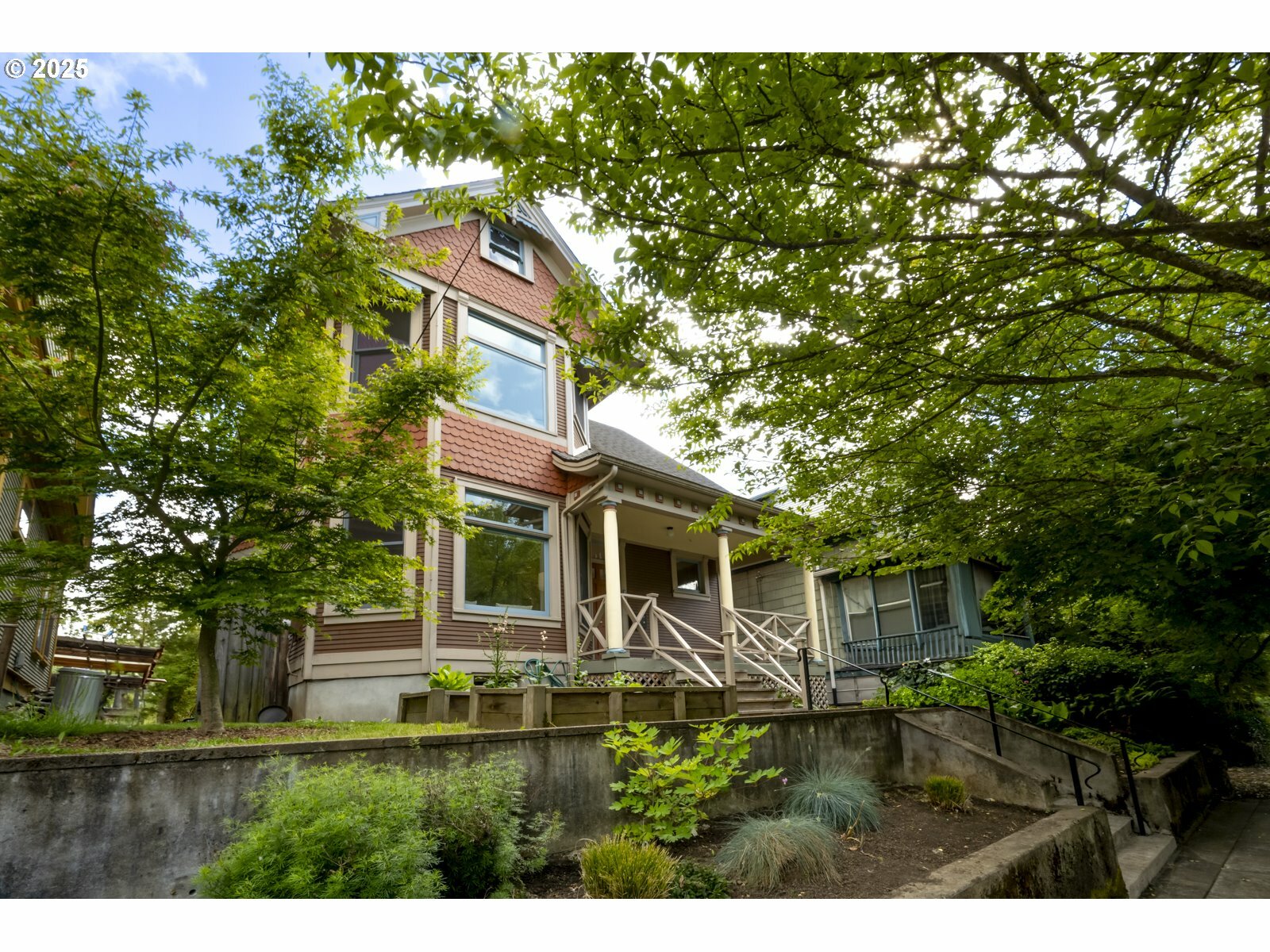 Property Photo:  126 NE Thompson St  OR 97212 