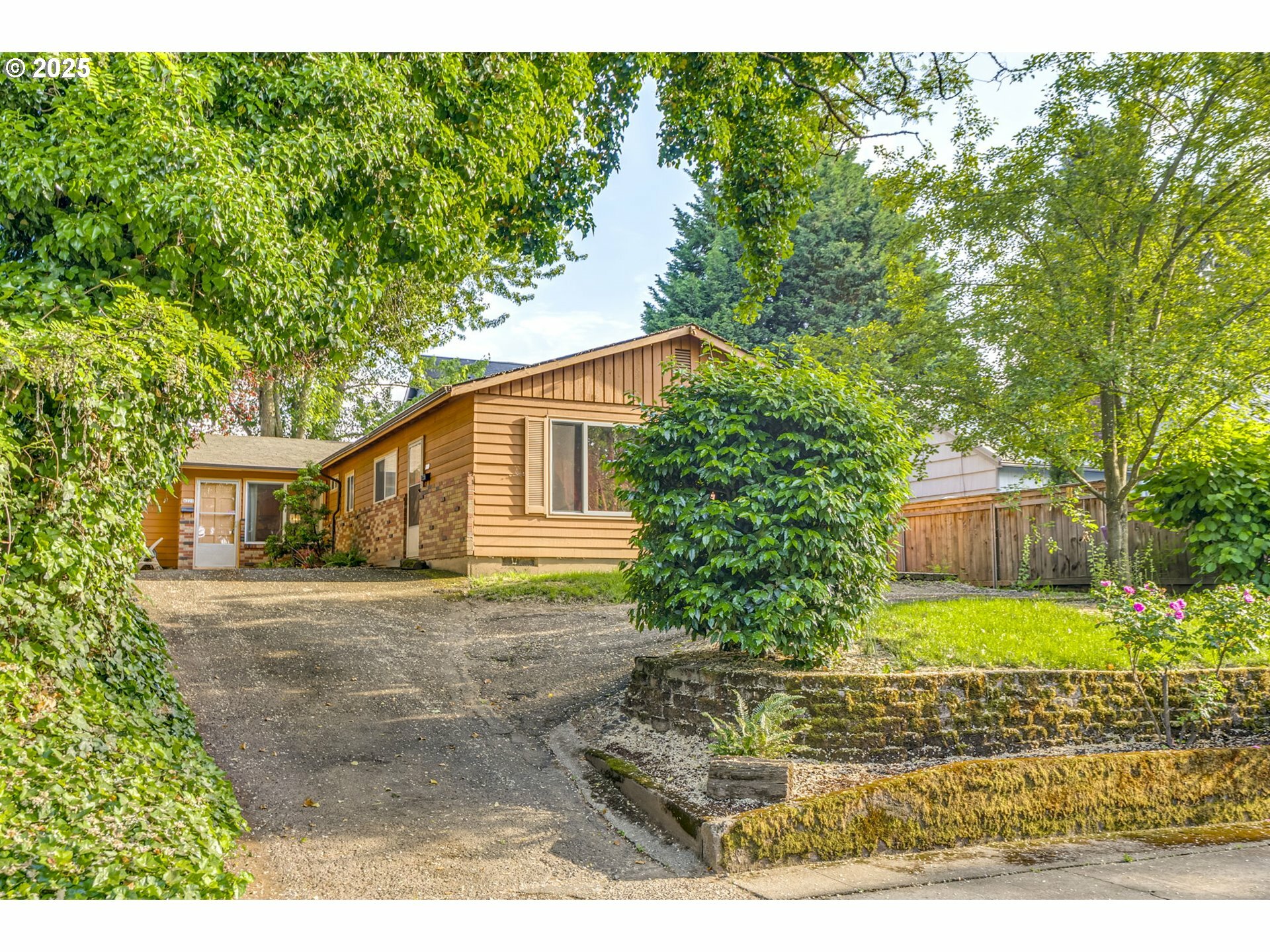 Property Photo: 4220 SE Ivon St OR 97206
