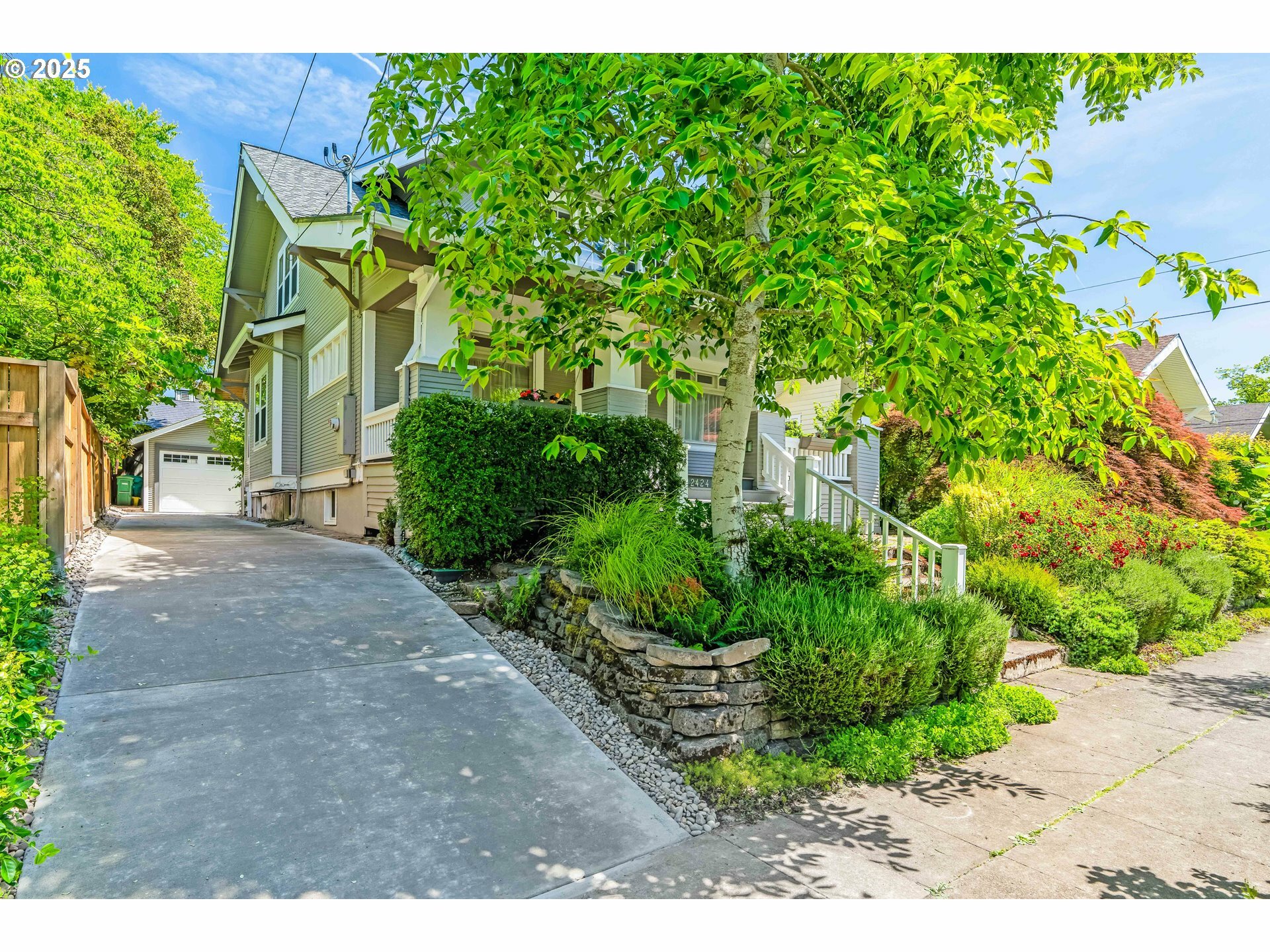 Property Photo: 2424 NE 41st Ave OR 97212
