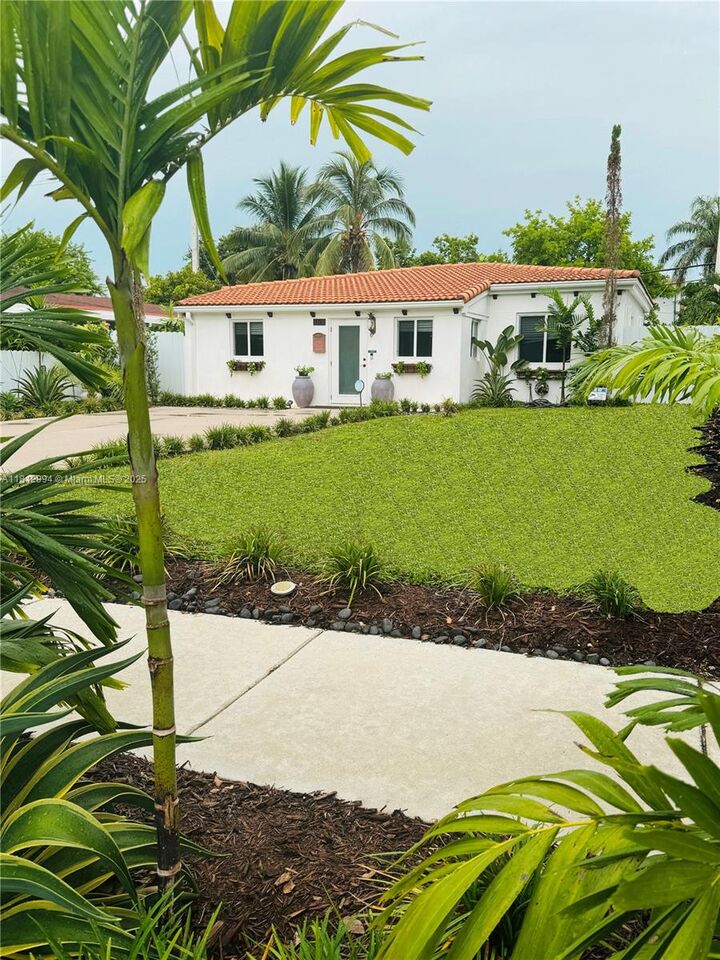 1379 NE 175th St  North Miami Beach FL 33162 photo