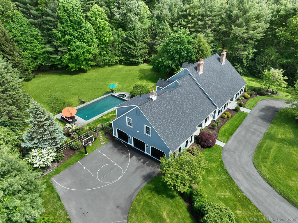 Property Photo:  16 Oak Bluff  CT 06001 