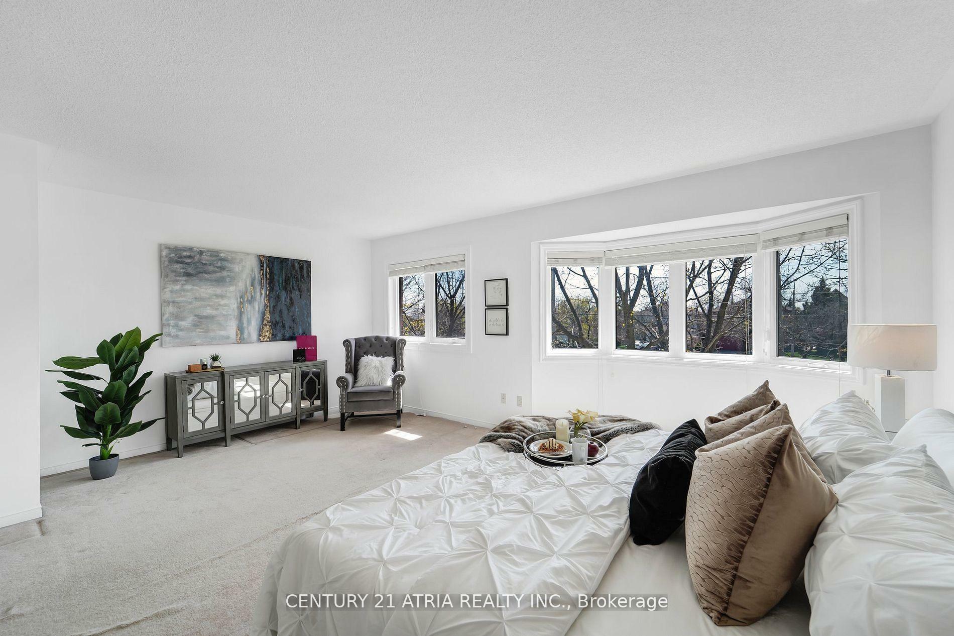 Property Photo: 1485 Torrington Drive 33 ON L5V 1Y3