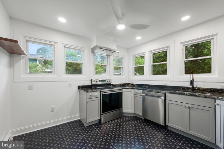 Property Photo:  422 Clifford Street W 4  VA 22601 