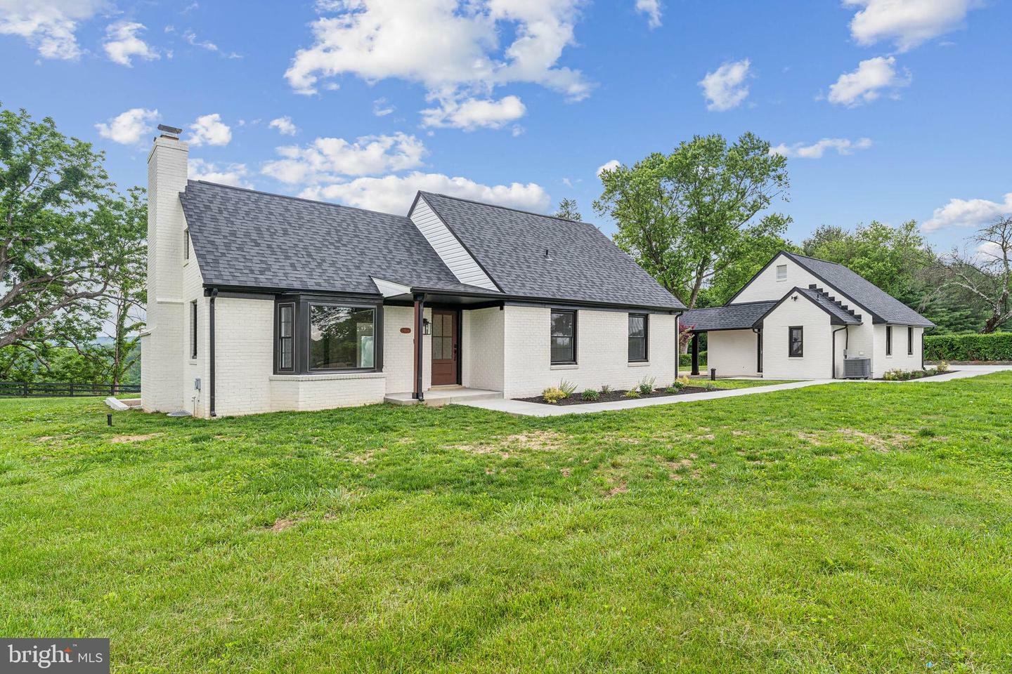Property Photo: 39891 Old Wheatland Road VA 20197